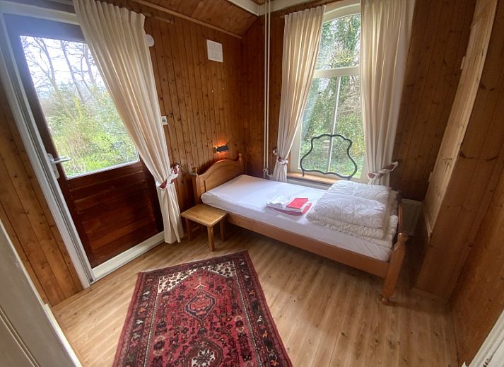 Gezellig terras bij Voorhuis vakantiewoning in De Koog, Texel omringd door groene natuur.