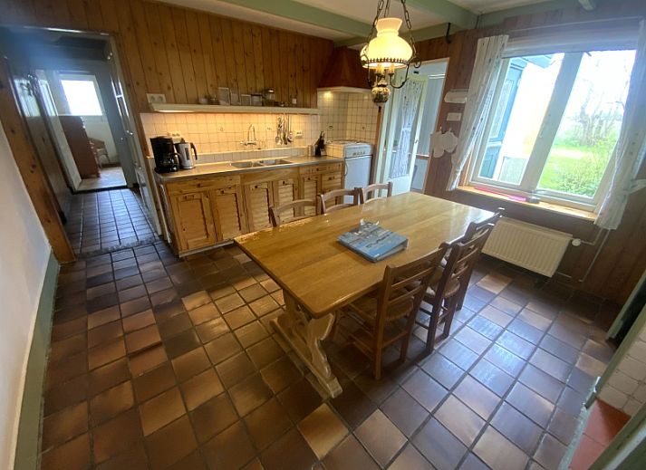 Gezellig terras bij Voorhuis vakantiewoning in De Koog, Texel omringd door groene natuur.