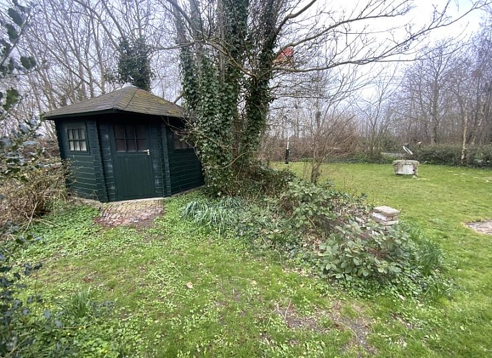Knusse woonkamer van Voorhuis vakantiehuis in De Koog, Texel met open haard en comfortabele zitplaatsen.