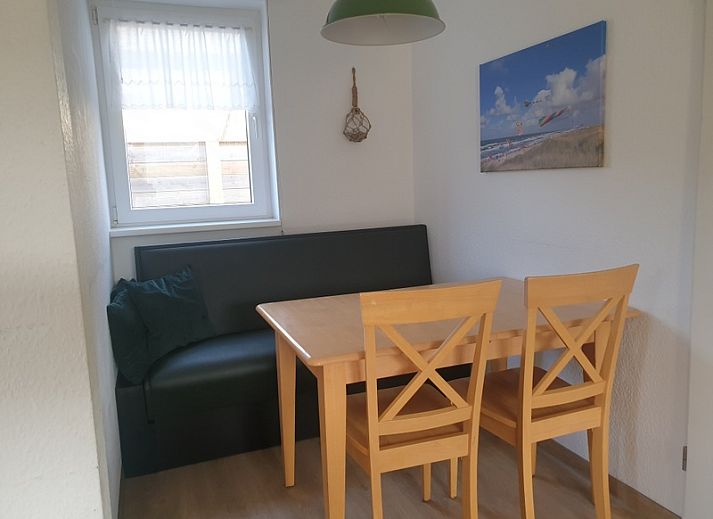 Gemuetliche Terrasse von De Duinpan - Duinhuisje Texel in De Koog, Texel, mit bequemen Sitzgelegenheiten.