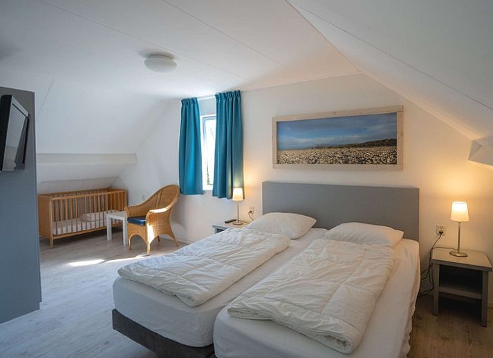 Modernes Interieur des Ferienhauses Stappeland 215 in De Koog, Texel, mit gemuetlicher Sitzecke und stimmungsvollem Mobiliar.