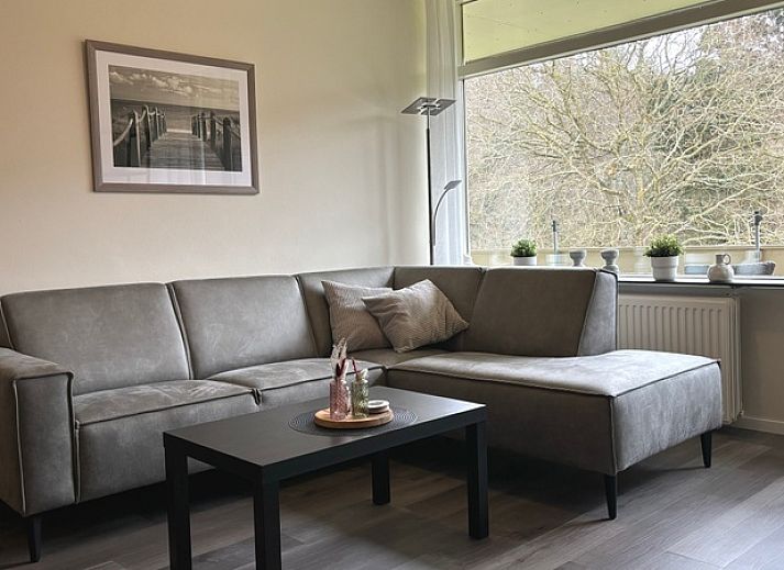Gemuetliches Wohnzimmer im Apartment Kerckeland 40, De Koog, Texel mit Blick auf die Natur.