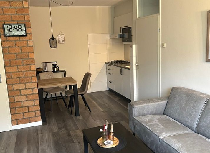 Gemuetliches Wohnzimmer im Apartment Kerckeland 40, De Koog, Texel mit Blick auf die Natur.