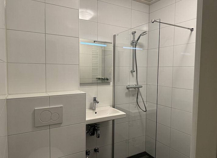 Gemuetliche Sitzecke im Apartment Kerckeland 40, De Koog, Texel mit grossen Fenstern und Aussicht.