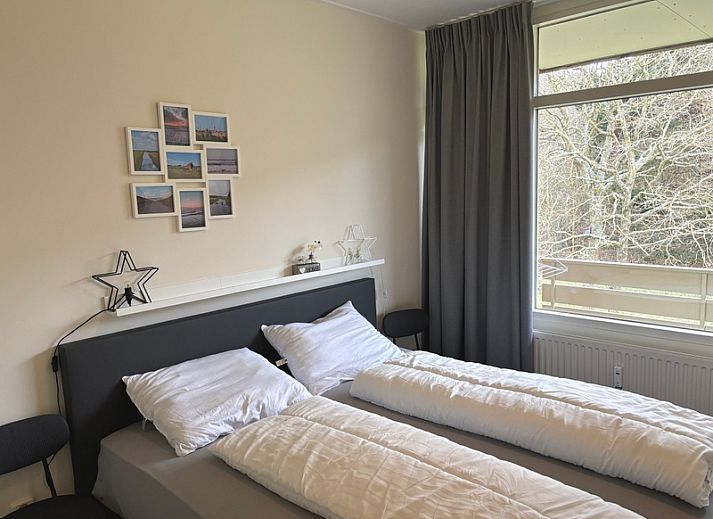 Gemuetliche Sitzecke im Apartment Kerckeland 40, De Koog, Texel mit grossen Fenstern und Aussicht.