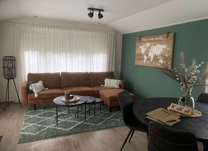 Chalet Bregkoog 203 in De Koog, Texel met ruime buitenruimte en groene omgeving.