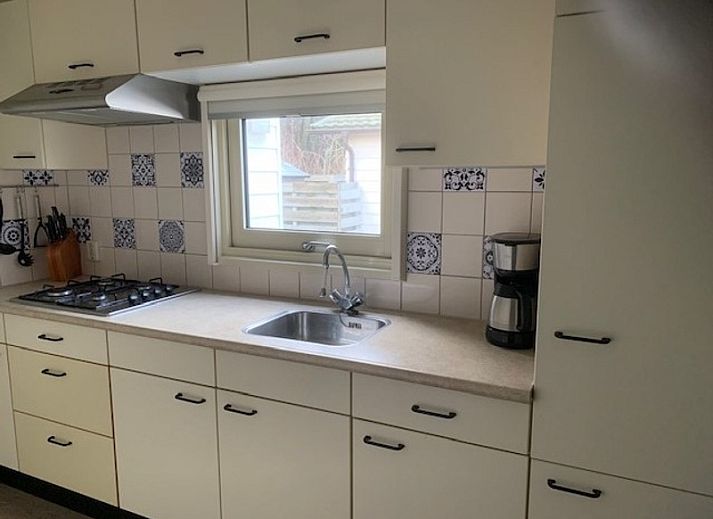 Vooraanzicht van Chalet Bregkoog 203, een vakantiehuis op Texel in Chaletpark Bregkoog.