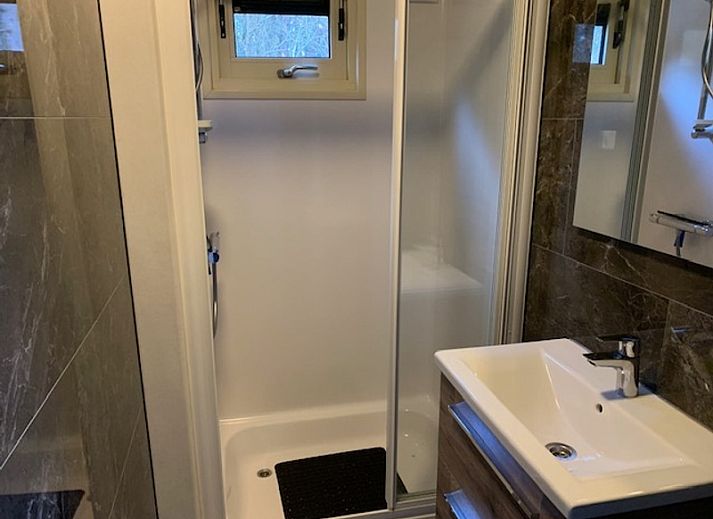 Vooraanzicht van Chalet Bregkoog 203, een vakantiehuis op Texel in Chaletpark Bregkoog.