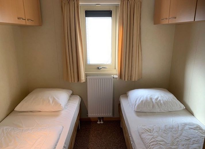 Vooraanzicht van Chalet Bregkoog 203, een vakantiehuis op Texel in Chaletpark Bregkoog.