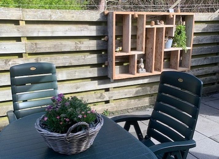 Terras bij Chalet Bregkoog 203, vakantiehuis in De Koog, Texel met gezellige buitenzit.