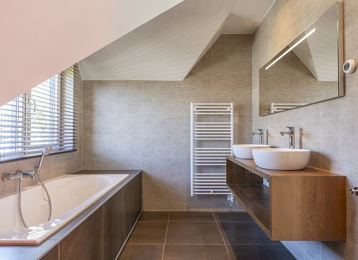 Villa 19, vacation accommodation in De Koog, Texel with spacious garden and deck chairs for relaxation.