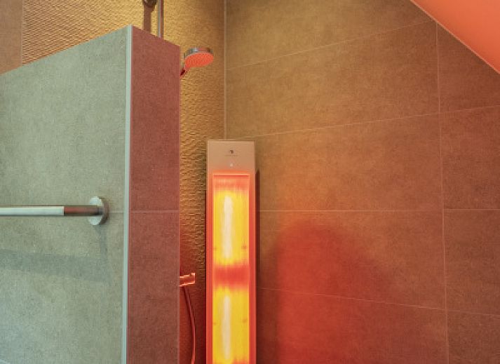 Villa 19, vacation accommodation in De Koog, Texel with spacious garden and deck chairs for relaxation.