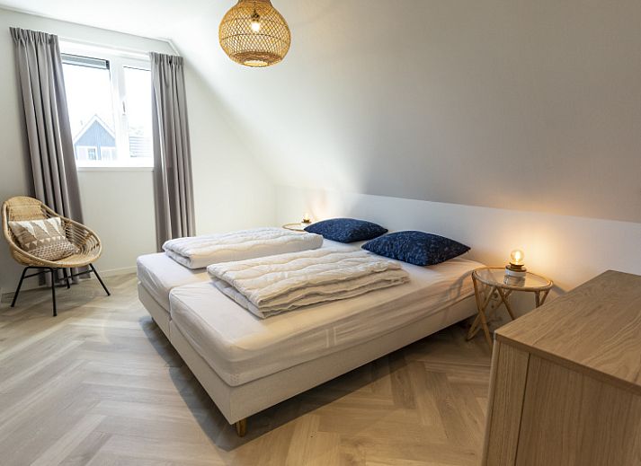 Villa 19, vacation accommodation in De Koog, Texel with spacious garden and deck chairs for relaxation.