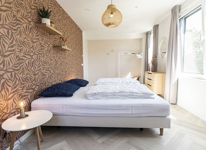 Villa 19, vacation accommodation in De Koog, Texel with spacious garden and deck chairs for relaxation.