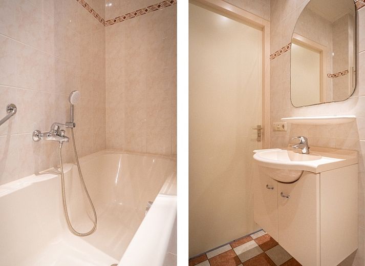 Vacation home Bungalow 31 in De Koog, Texel with sunny terrace and green surroundings.