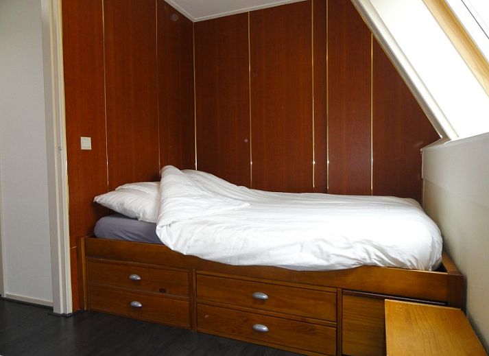 Moderne woonkamer van Vakantiehuis Koogerduin in De Koog, Texel, met comfortabele zithoek.