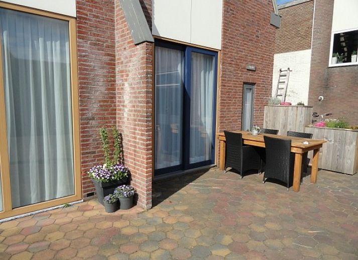 Moderne woonkamer van Vakantiehuis Koogerduin in De Koog, Texel, met comfortabele zithoek.