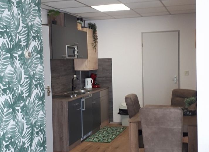 Volledig uitgeruste keuken in Vakantiehuis Koogerduin, De Koog, Texel, met stijlvolle trap naar boven.