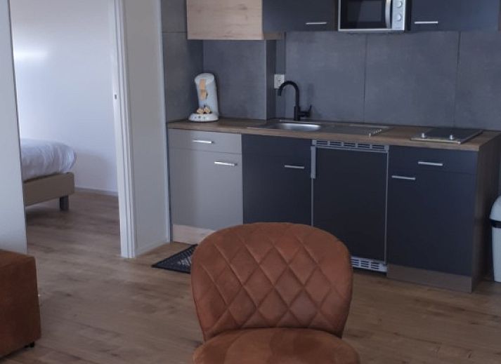 Volledig uitgeruste keuken in Vakantiehuis Koogerduin, De Koog, Texel, met stijlvolle trap naar boven.