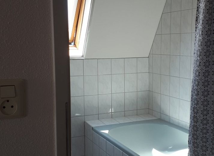 Ruime woonkamer met open keuken in Vakantiehuis Koogerduin, De Koog, Texel, ideaal voor ontspanning.