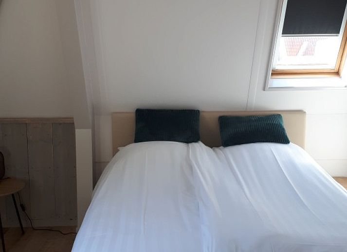 Ruime woonkamer met open keuken in Vakantiehuis Koogerduin, De Koog, Texel, ideaal voor ontspanning.