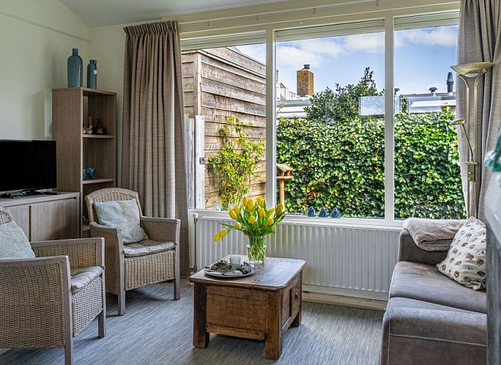 Gezellige woonkamer in vakantiehuis De Anemoon, De Koog, Texel. Comfortabele zitruimte met uitzicht op de tuin.