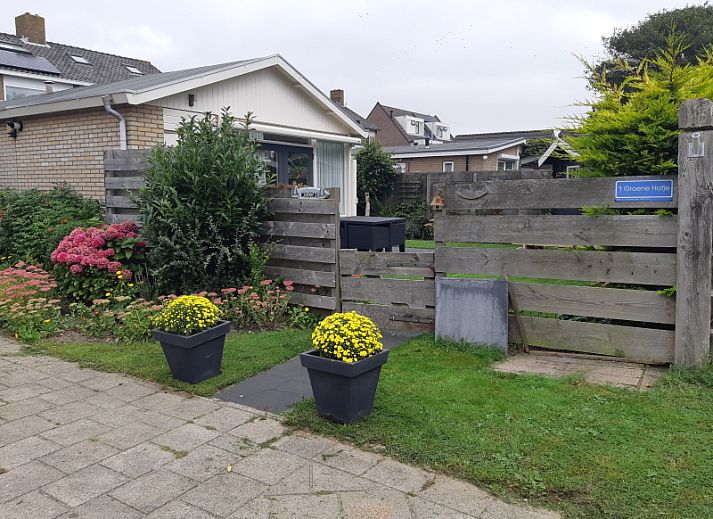 Gezellige woonkamer in vakantiehuis De Anemoon, De Koog, Texel. Comfortabele zitruimte met uitzicht op de tuin.