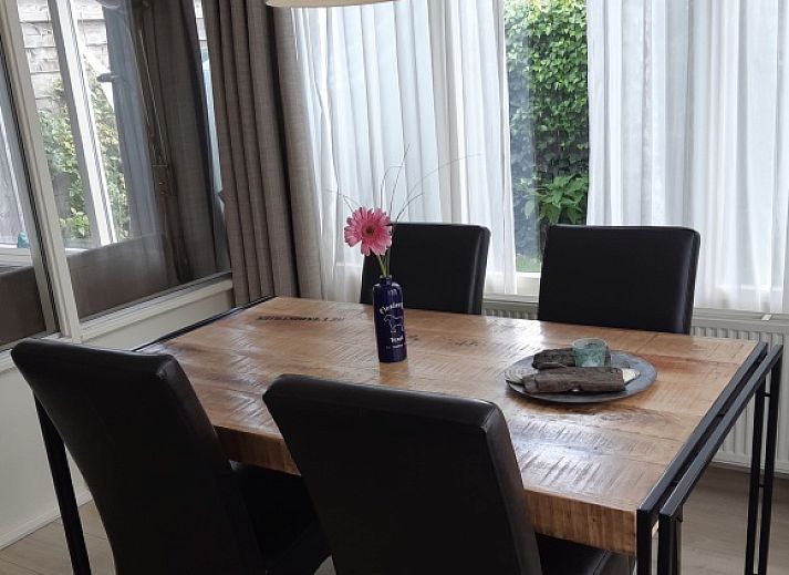 Gezellige woonkamer in vakantiehuis De Anemoon, De Koog, Texel. Comfortabele zitruimte met uitzicht op de tuin.