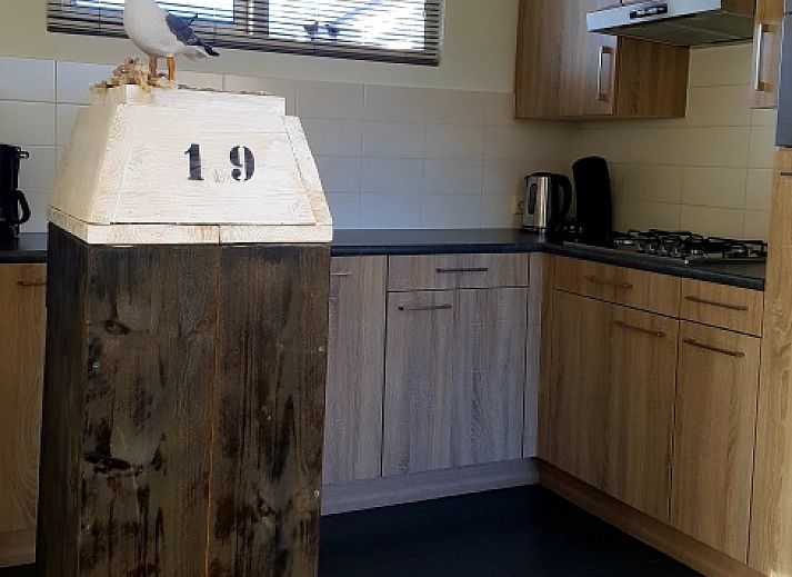 Gezellige woonkamer in vakantiehuis De Anemoon, De Koog, Texel. Comfortabele zitruimte met uitzicht op de tuin.