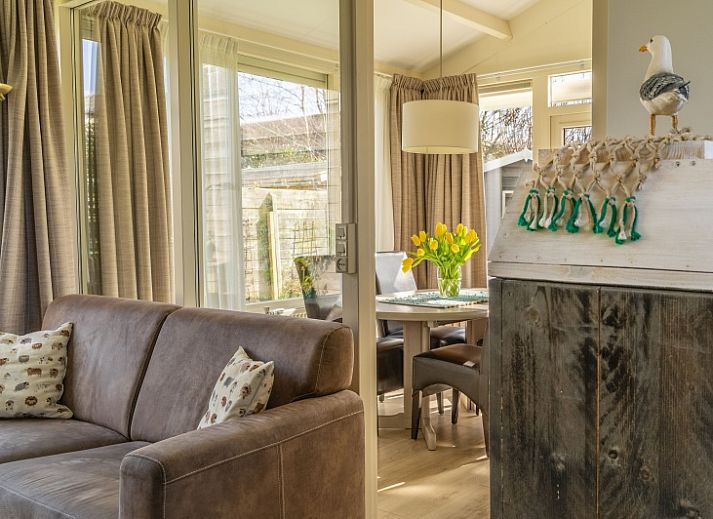 Entree van vakantiehuis De Anemoon in De Koog, Texel. Sfeervolle tuin met kleurrijke bloemen.