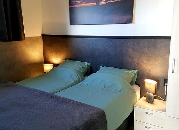 Entree van vakantiehuis De Anemoon in De Koog, Texel. Sfeervolle tuin met kleurrijke bloemen.