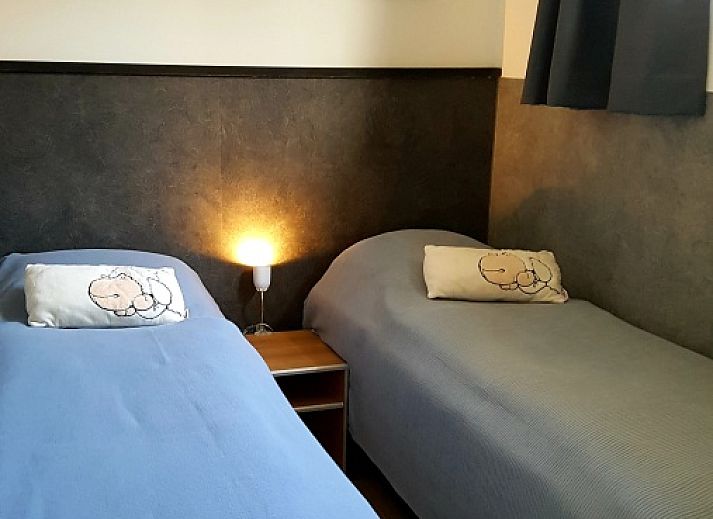 Entree van vakantiehuis De Anemoon in De Koog, Texel. Sfeervolle tuin met kleurrijke bloemen.