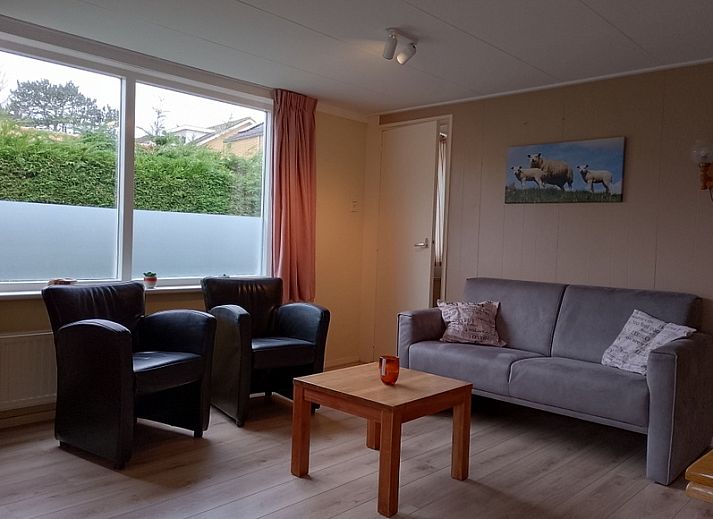 Gezellig terras bij Brink 20 vakantiewoning in De Koog Texel, perfect voor buiten dineren op de Waddeneilanden.