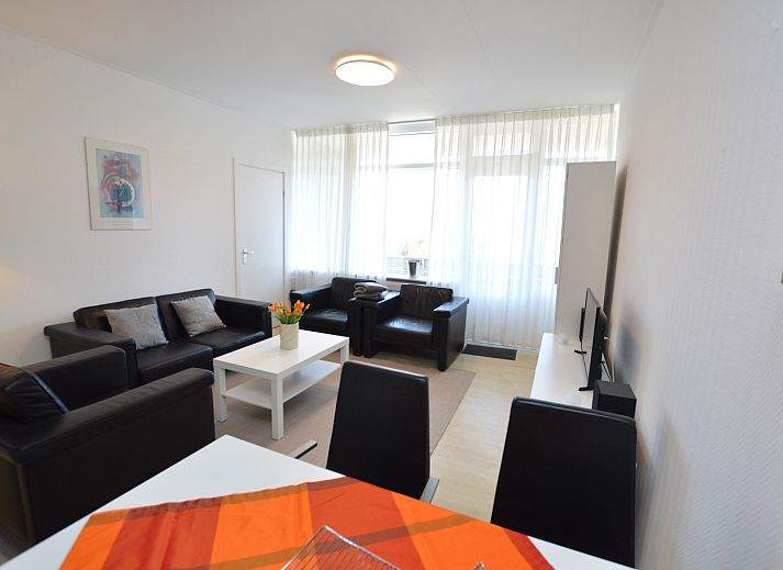 Gezellige woonkamer in Appartement Kerckeland 98, De Koog, Texel met comfortabele zithoek en moderne inrichting.