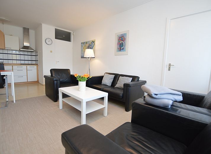 Stijlvolle woonkamer in Appartement Kerckeland 98, De Koog, Texel met open keuken en eetruimte.