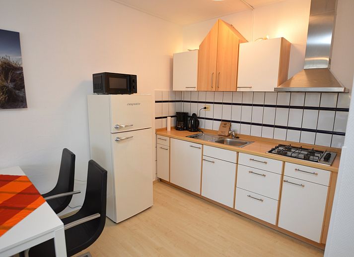 Stijlvolle woonkamer in Appartement Kerckeland 98, De Koog, Texel met open keuken en eetruimte.