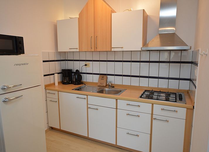 Stijlvolle woonkamer in Appartement Kerckeland 98, De Koog, Texel met open keuken en eetruimte.