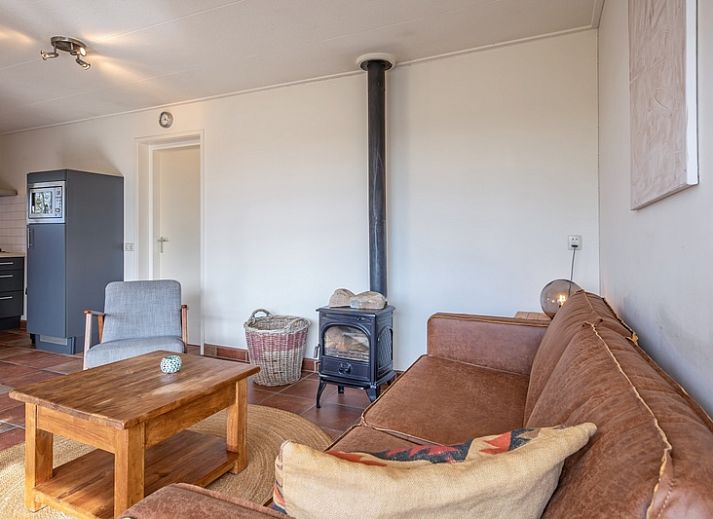 Terras van De Zonneweelde vakantiehuis in De Koog, Texel met comfortabele stoelen.