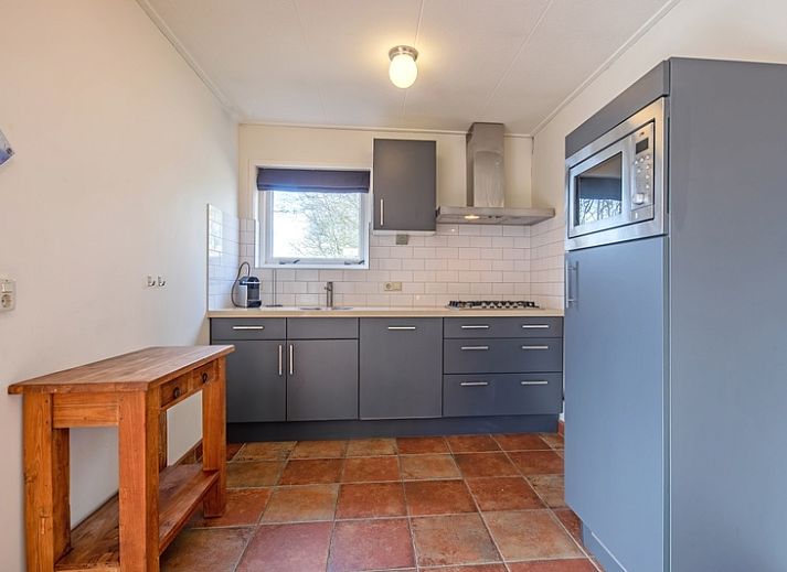 Terras van De Zonneweelde vakantiehuis in De Koog, Texel met comfortabele stoelen.