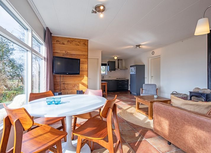 Terras van De Zonneweelde vakantiehuis in De Koog, Texel met comfortabele stoelen.