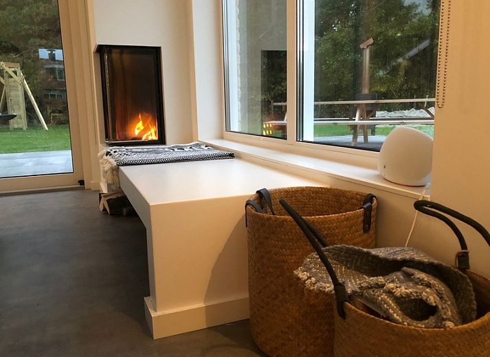 Moderne eetkamer in Buitenduin vakantiehuis, De Koog, Texel met houten tafel en open keuken.