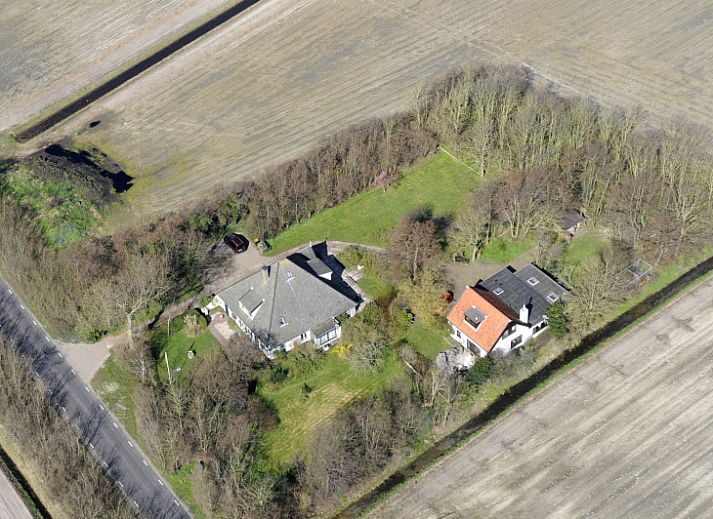 Charmant vakantiehuis Achterhuis in De Koog op Texel, omgeven door bloeiende tuin.