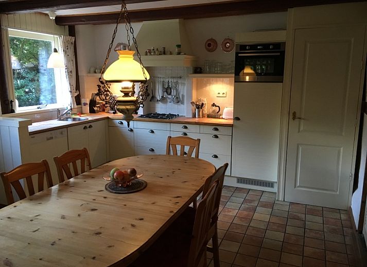 Charmant vakantiehuis Achterhuis in De Koog op Texel, omgeven door bloeiende tuin.