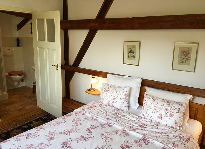 Charmant vakantiehuis Achterhuis in De Koog op Texel, omgeven door bloeiende tuin.