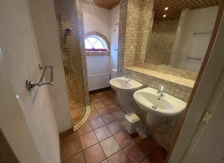 Luchtfoto van vakantiehuis Achterhuis in De Koog, Texel, met ruime groene omgeving.