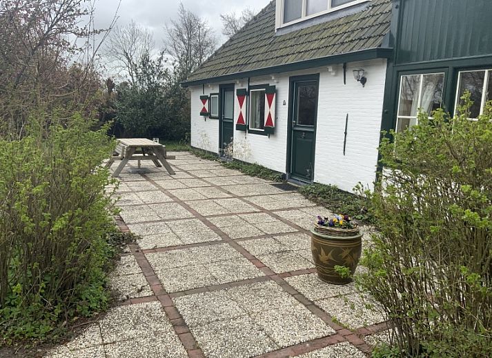 Luchtfoto van vakantiehuis Achterhuis in De Koog, Texel, met ruime groene omgeving.