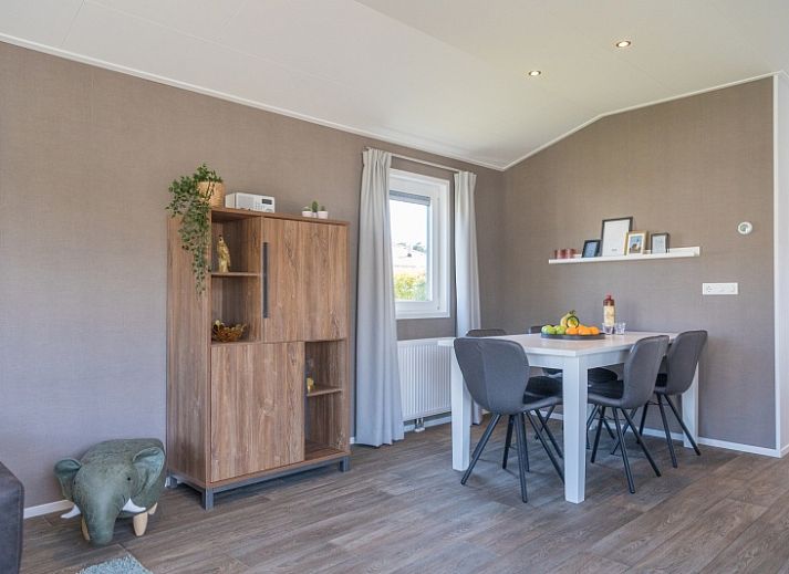 Chaletpark Bregkoog - Chalet Bregkoog 262 in De Koog, Texel, een modern vakantiehuis met houten terras en omheining.