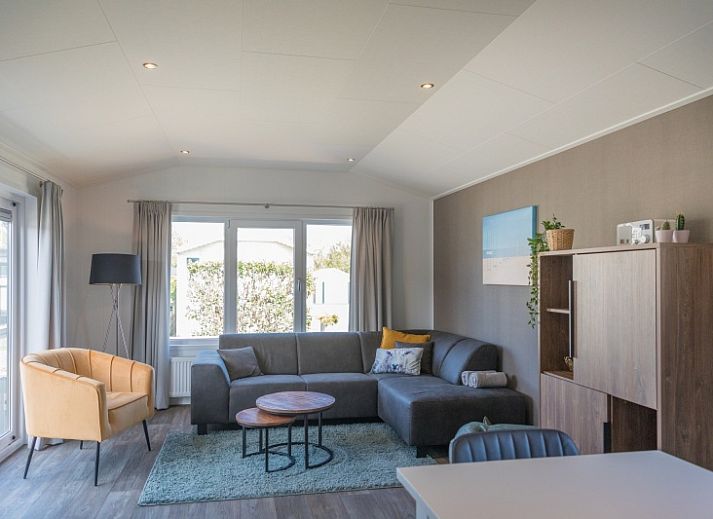 Chaletpark Bregkoog - Chalet Bregkoog 262 in De Koog, Texel, een modern vakantiehuis met houten terras en omheining.