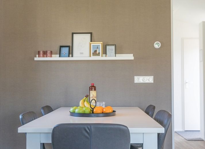 Chaletpark Bregkoog - Chalet Bregkoog 262 in De Koog, Texel, een modern vakantiehuis met houten terras en omheining.