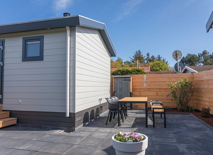 Binnenruimte van Chalet Bregkoog 262 in De Koog, Texel, met stijlvolle eethoek en moderne inrichting.